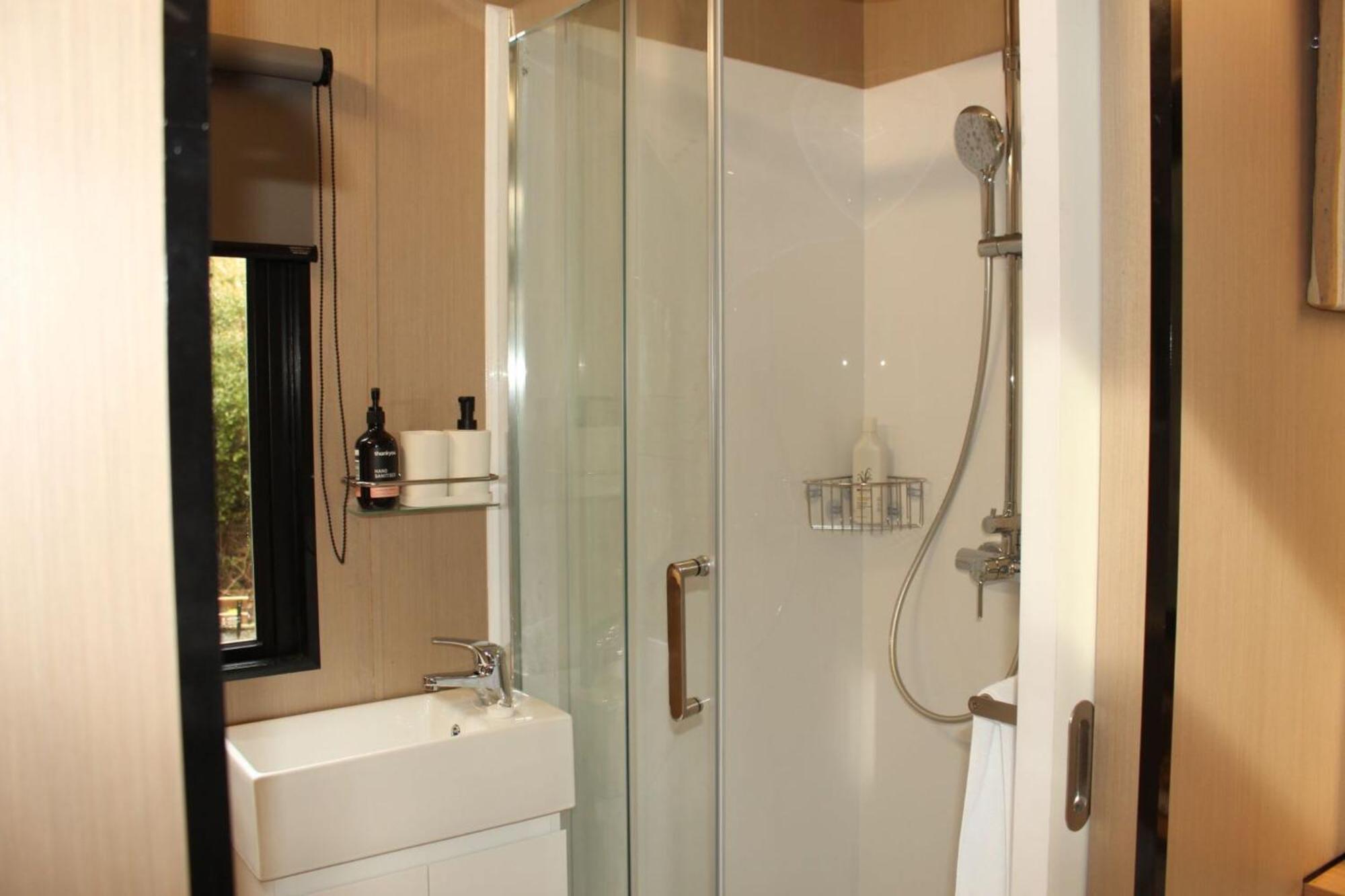 Вилла Tranquility Tiny House By Tiny Away Owaka Экстерьер фото